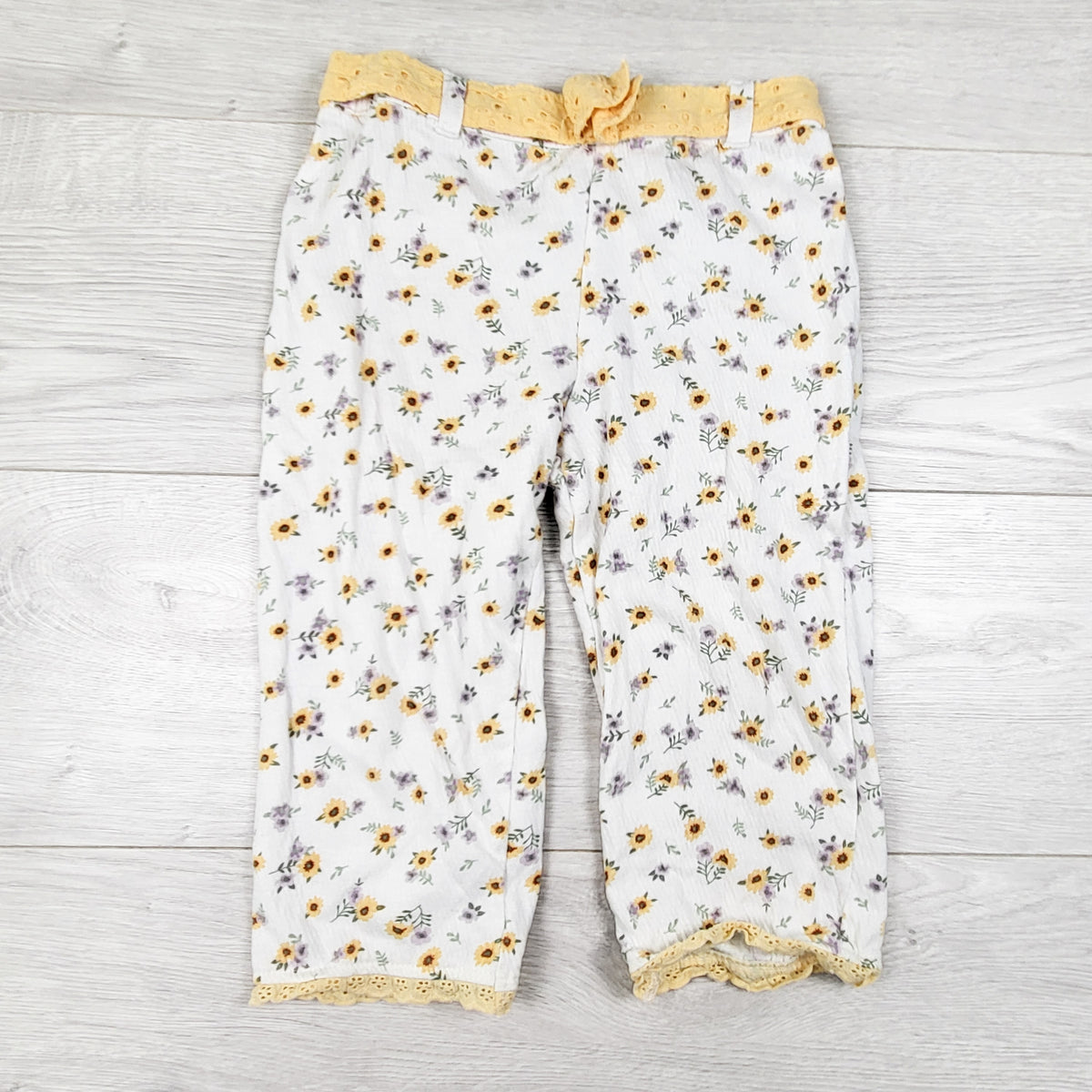 White floral print crepe style cropped cotton pants. Size 6
