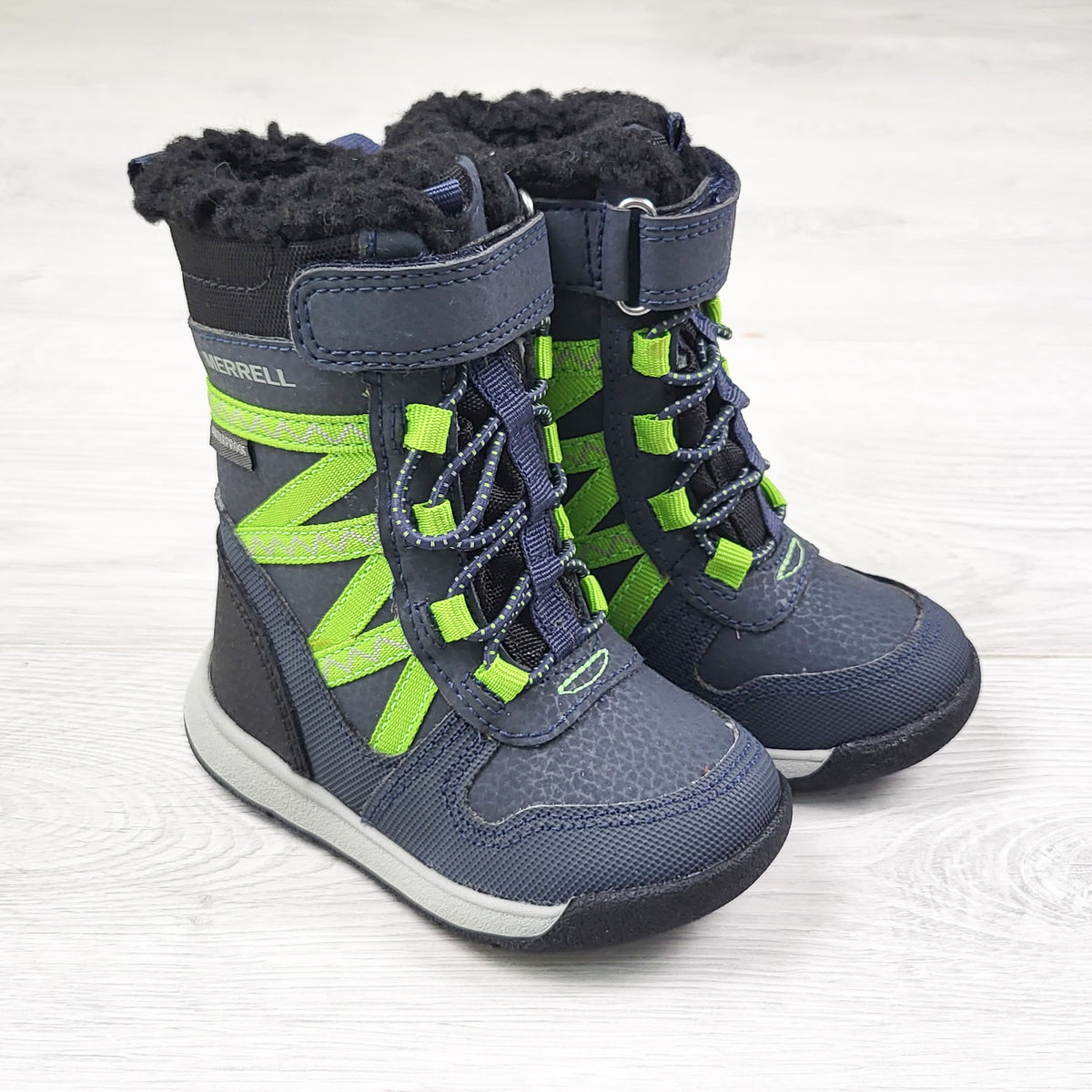 Merrell Snow Crush 2.0 Waterproof Boots in Lime and Navy. Size 4 (toddler)