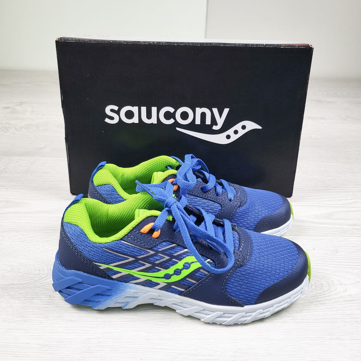 NEW -  Saucony Wind 2.0 Running Shoes - labeled as size 2 but seem more like a Youth size 1