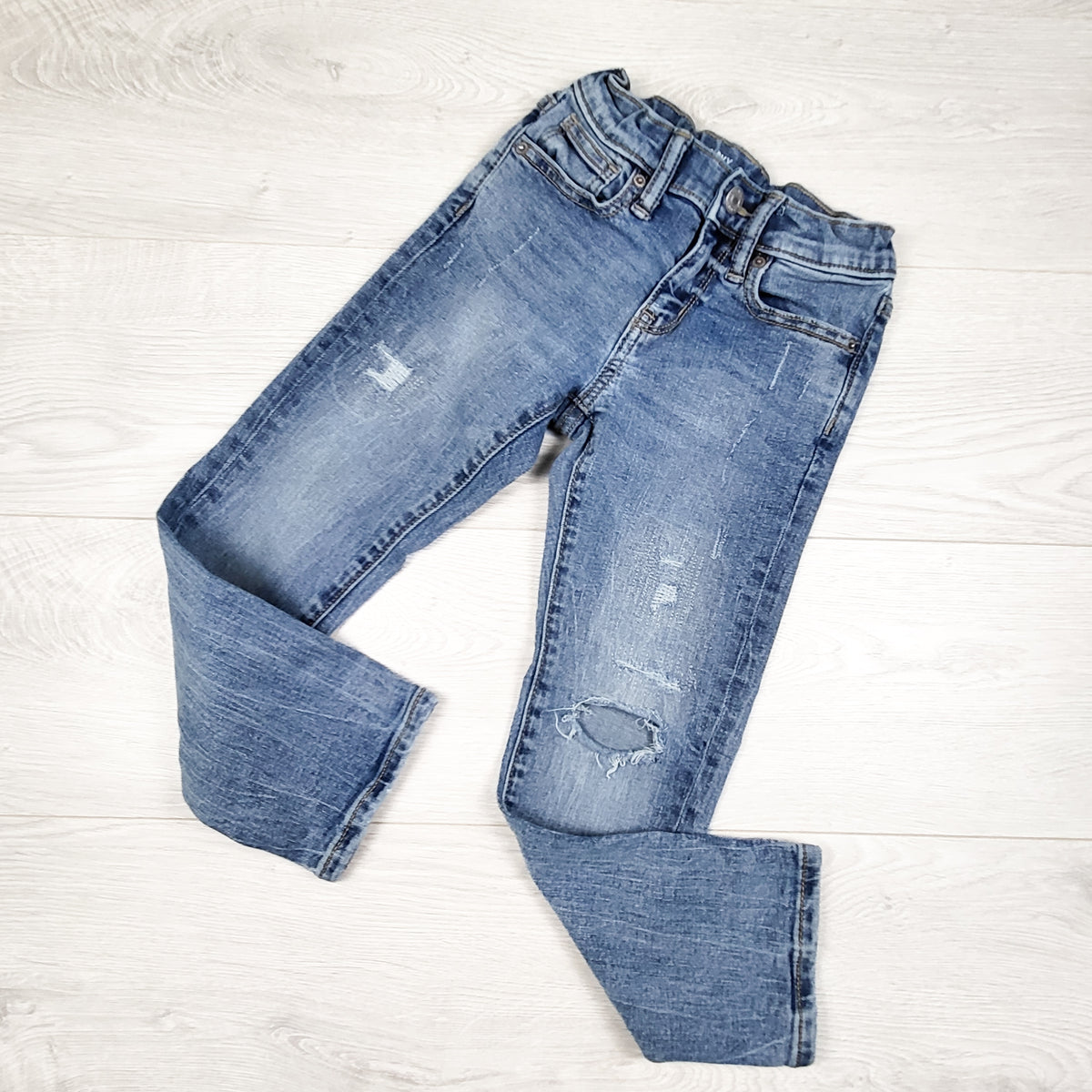 Old Navy distressed Karate Slim jeans - Size 5T