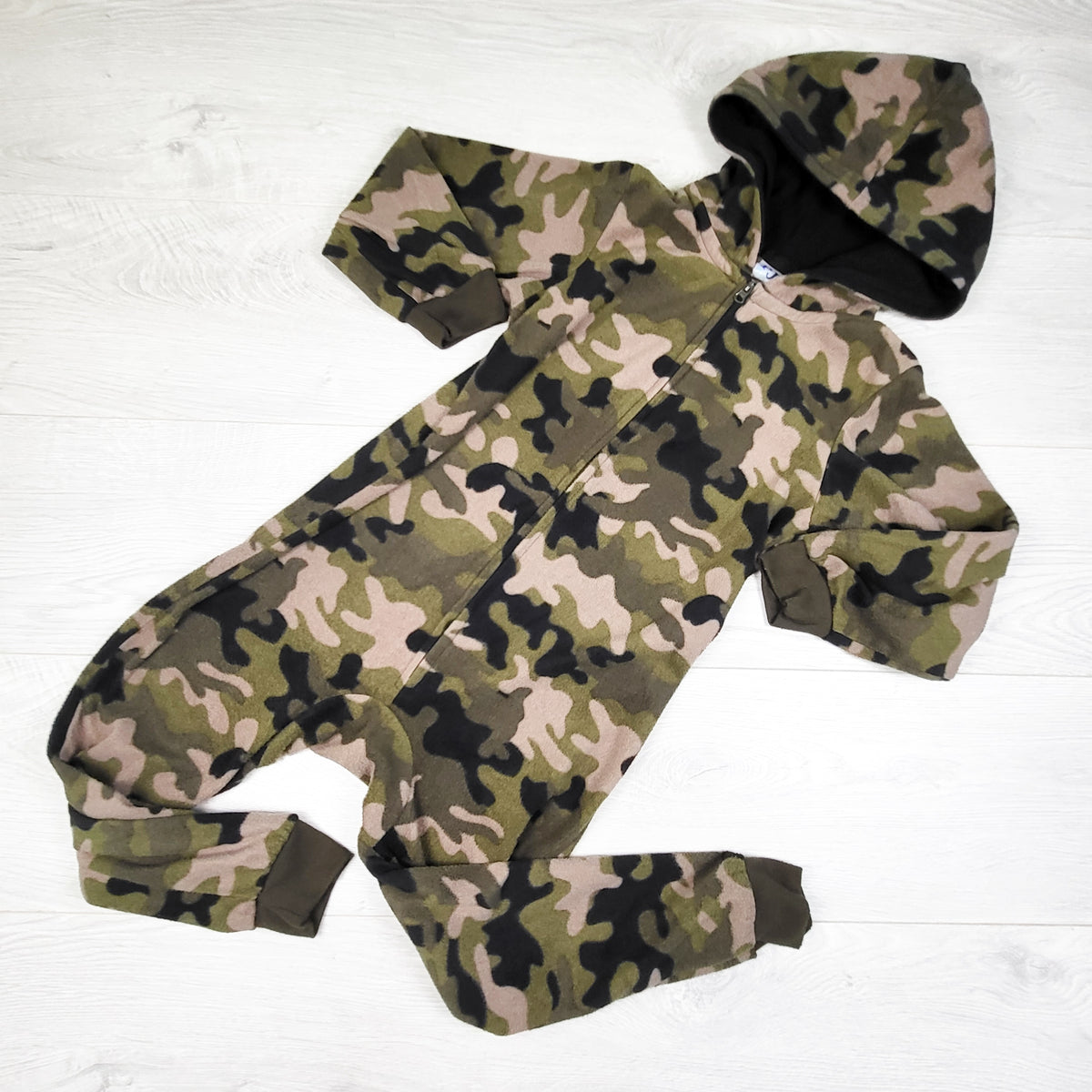 Children's Place camuflage hooded fleece onesie - Size 5/6