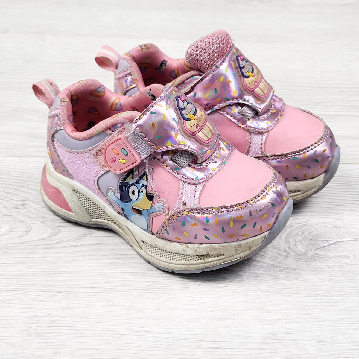 Pink light-up Bluey running shoes - Size 6