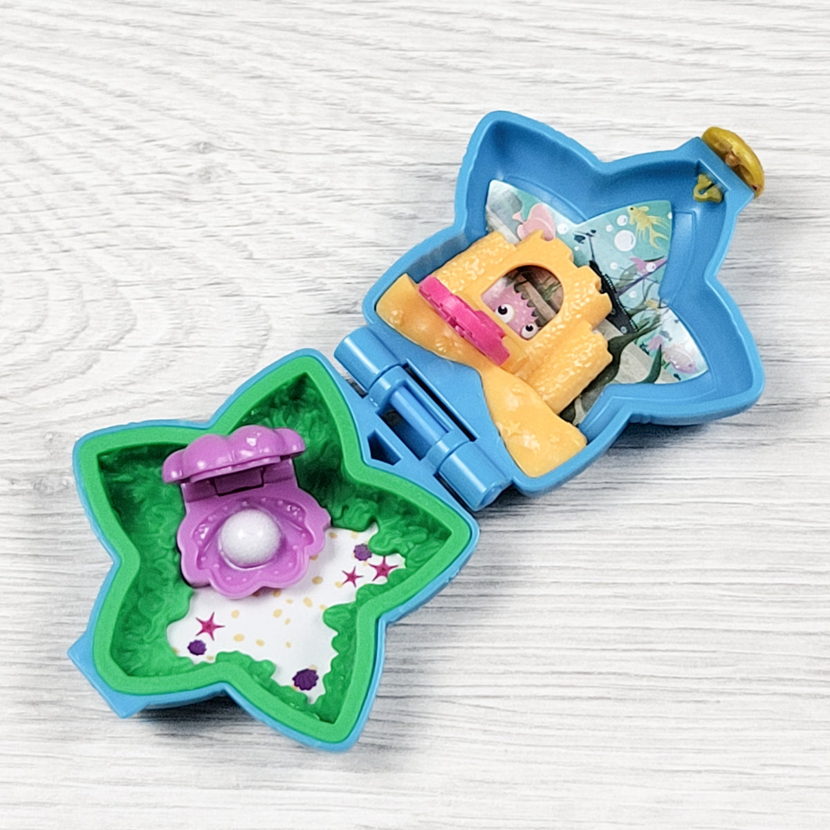 Polly Pocket Tiny Pocket Places Aqua Awesome Aquarium Compact  (2018)