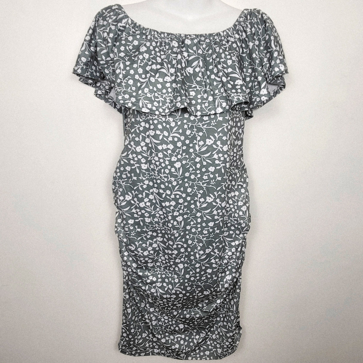 Unbranded green floral print maternity dress with ruffle. Size Medium