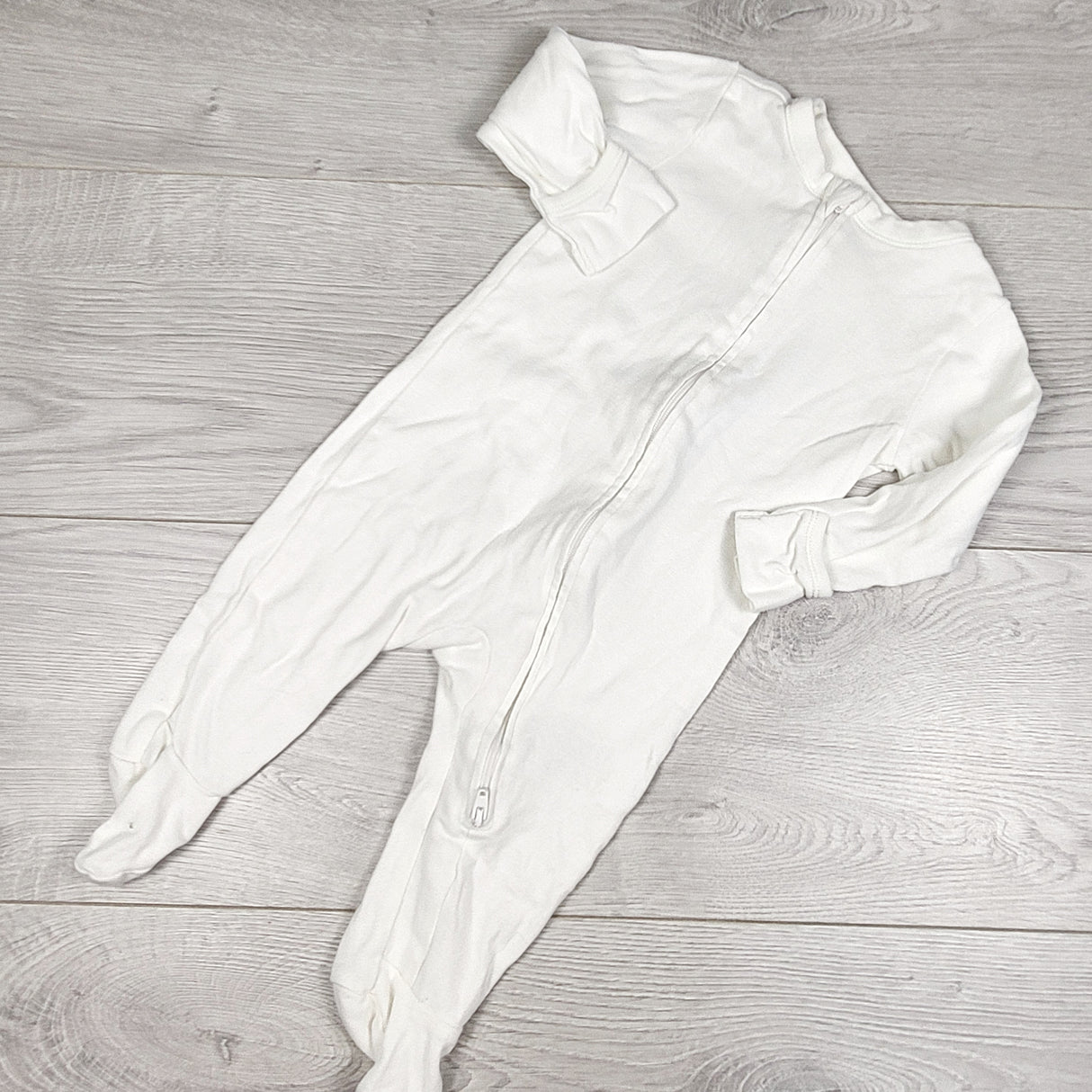 Old Navy white zippered cotton sleeper. Size 3-6 months